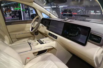 鴻蒙智行Luxeed V9