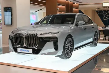BMW i7