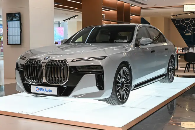 BMW i7
