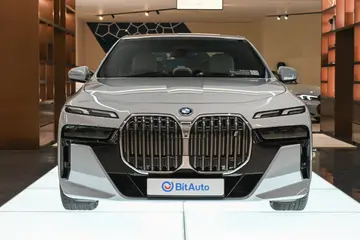 BMW i7