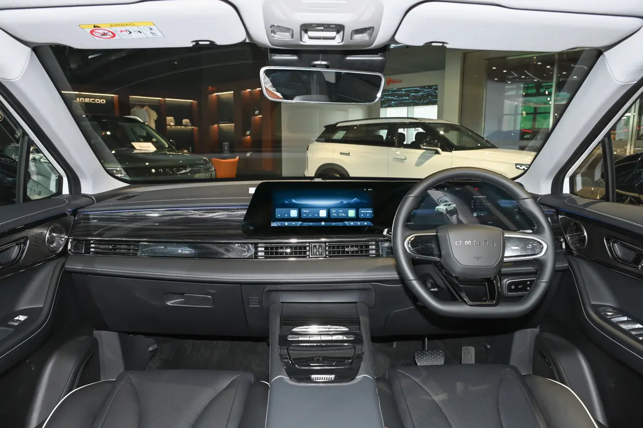 Interior & Features