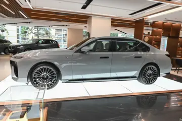 BMW i7