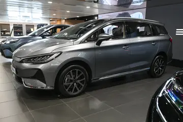 BYD M6