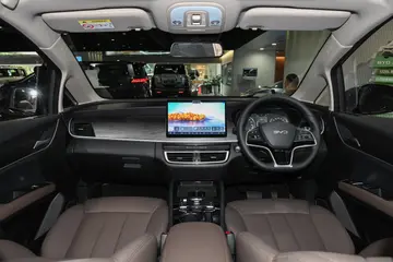 BYD M6