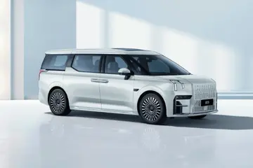 「一換一」將屆滿 市民趕搭尾班車 車行通宵應對 Quota大漲價