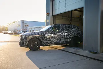 BMW iX5 Hydrogen 預告登場 續航達750公里