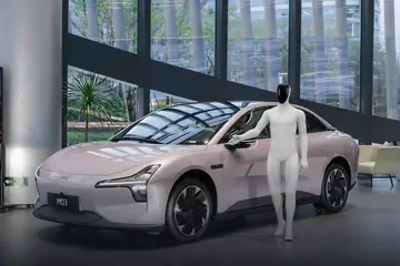 小鵬機械人自動化生產線投入運作 組裝完成後機械人可自行走下產線