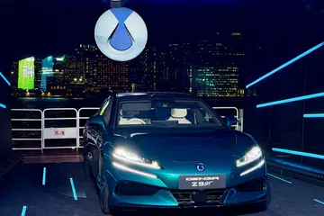 首款支援閃充的旗艦級純電房跑車 DENZA Z9GT 維多利亞港 優雅亮相!!